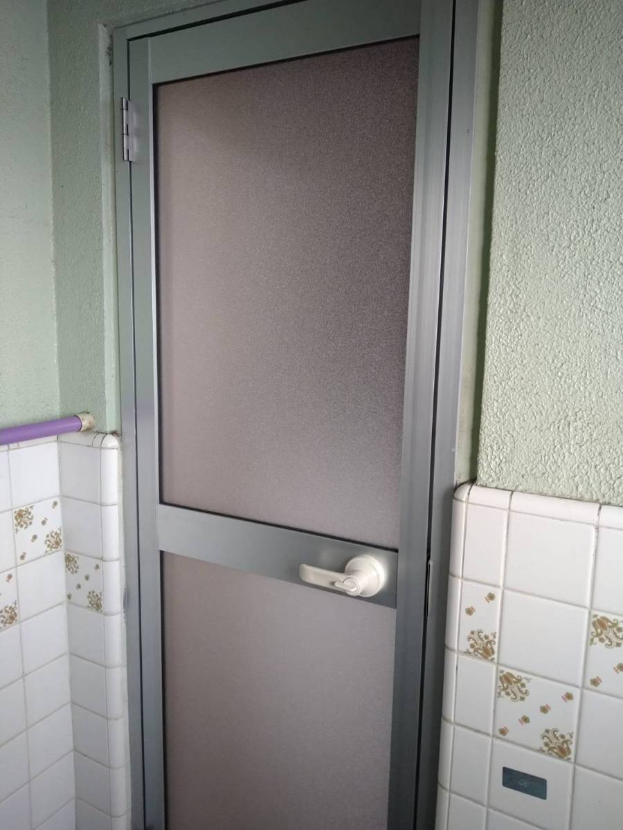 みもとトーヨー住器の腐ってしまった木製浴室ドアの取り替え工事の施工後の写真3