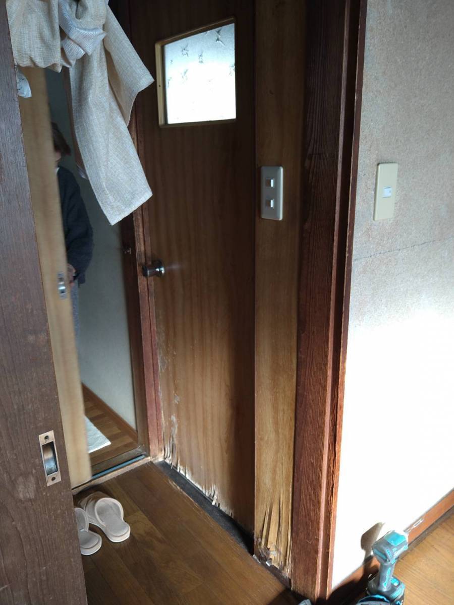 みもとトーヨー住器の腐ってしまった木製浴室ドアの取り替え工事の施工前の写真1