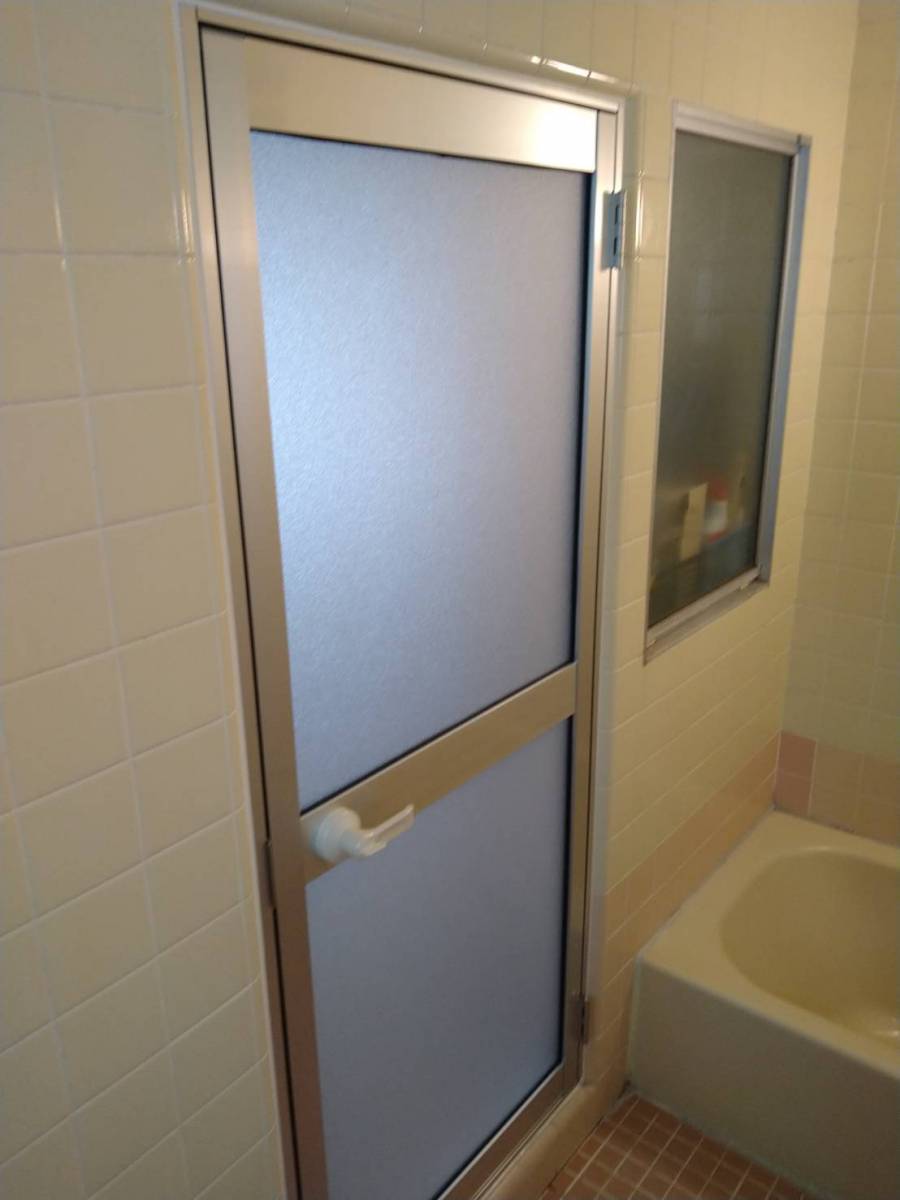 みもとトーヨーの隙間ができてしまった浴室折れ戸を交換の施工後の写真2
