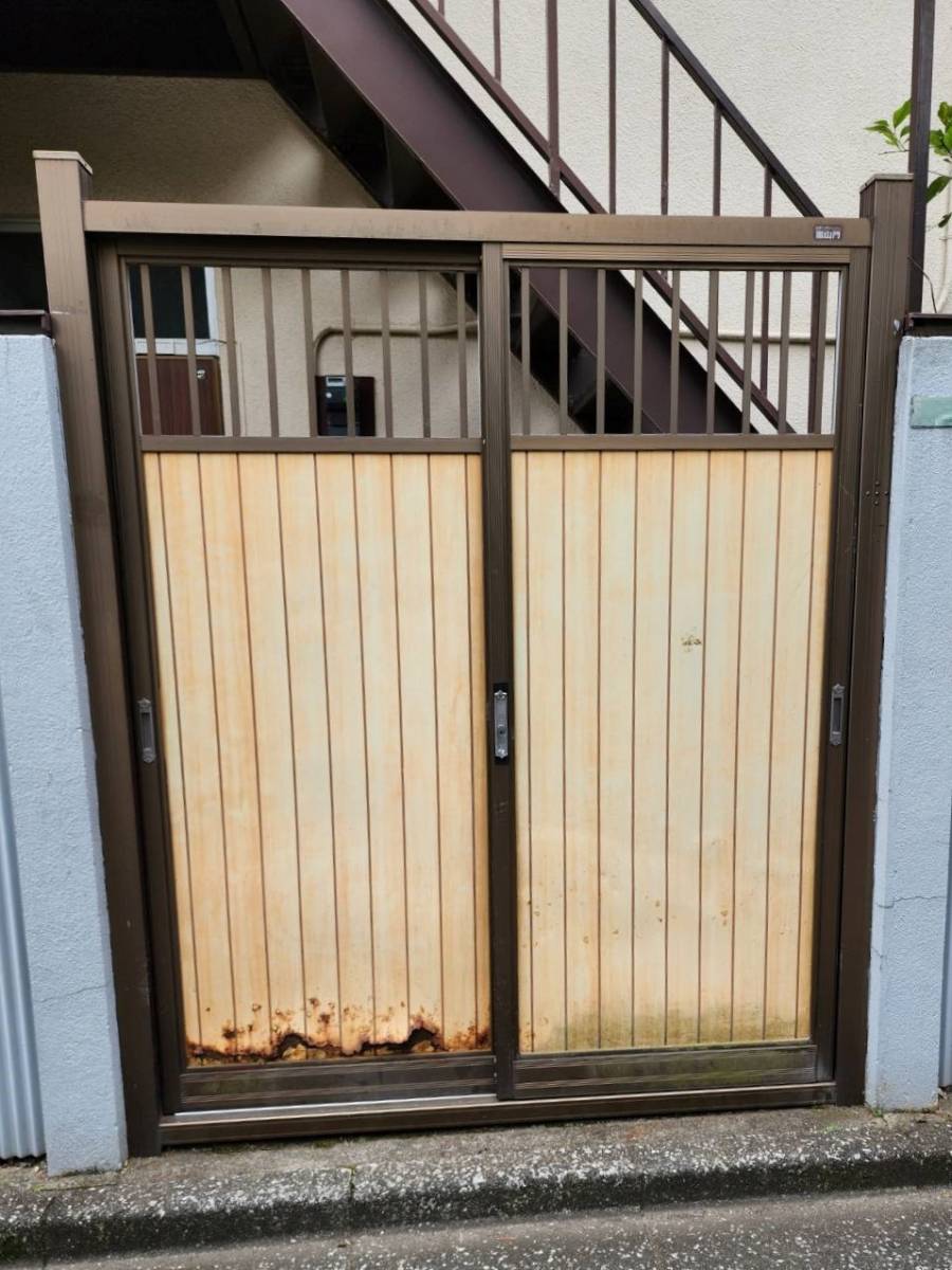 みもとトーヨーの門扉のパネルと錠の交換の施工前の写真1