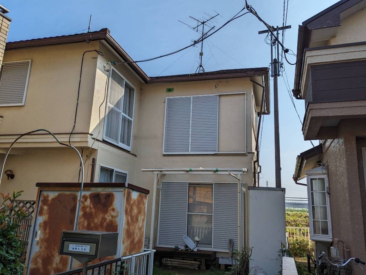 みもとトーヨー住器のこのまま使用していたら危険！雨漏りで腐ってしまったバルコニーの交換工事の施工前の写真2