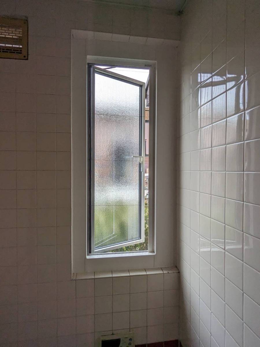 みもとトーヨー住器の浴室のルーバー窓を、縦すべり出し窓に交換の施工後の写真1