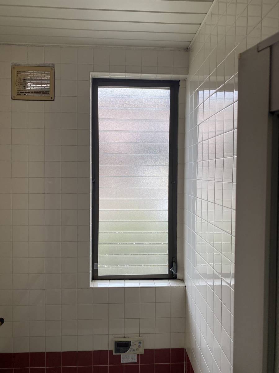 みもとトーヨー住器の浴室のルーバー窓を、縦すべり出し窓に交換の施工前の写真1