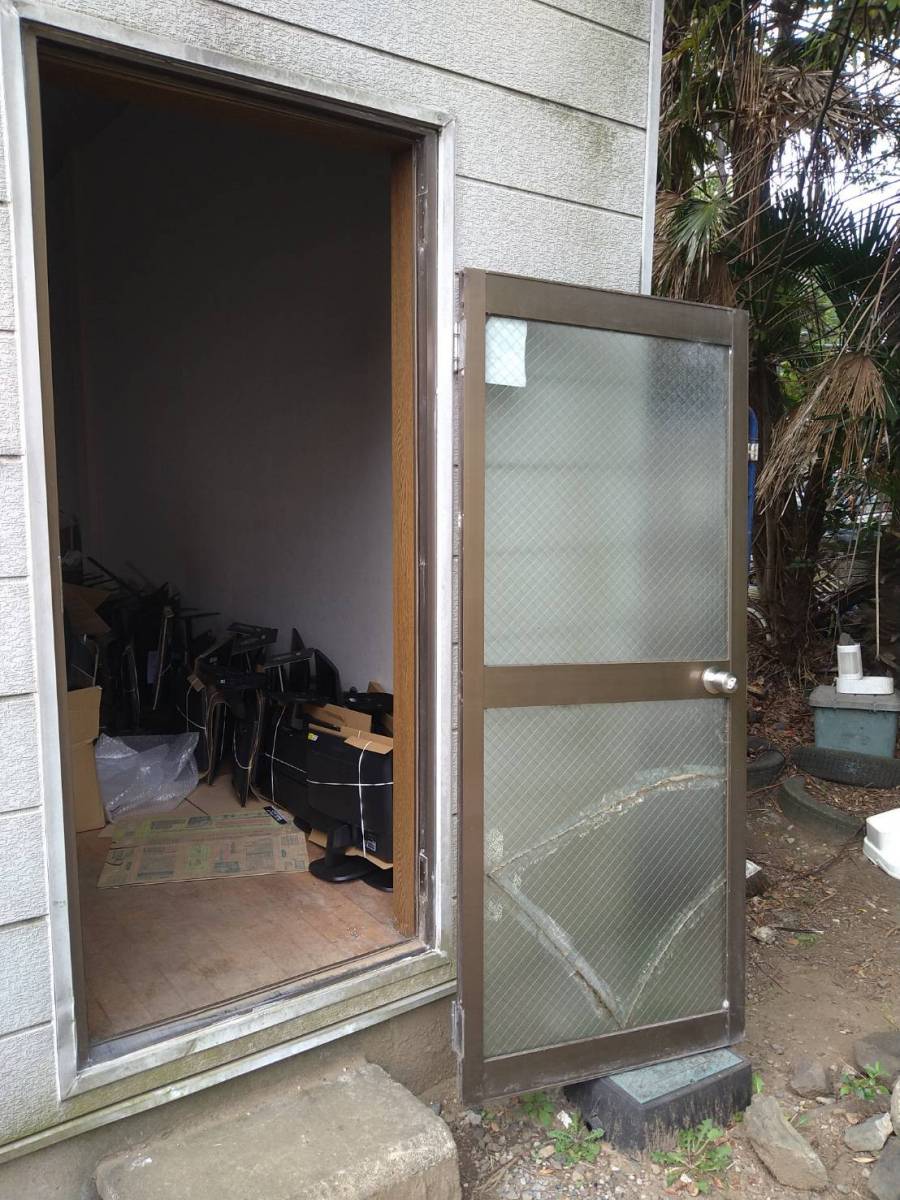 みもとトーヨー住器のドアのガラス交換の施工前の写真2