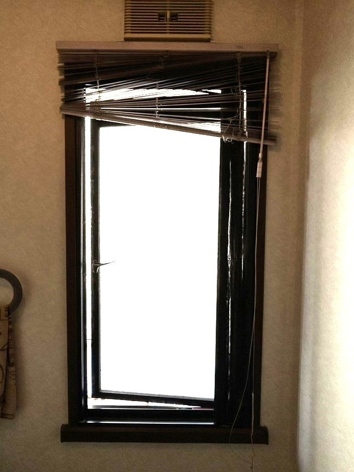 みもとトーヨーのたてすべり窓を上げ下げ窓に窓種変更の施工前の写真1