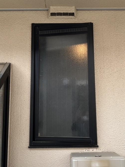 みもとトーヨーのたてすべり窓を上げ下げ窓に窓種変更の施工前の写真2