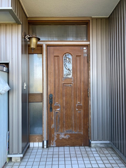 イナヨシトーヨー住器の玄関取替工事　　リシェントドアの施工前の写真1