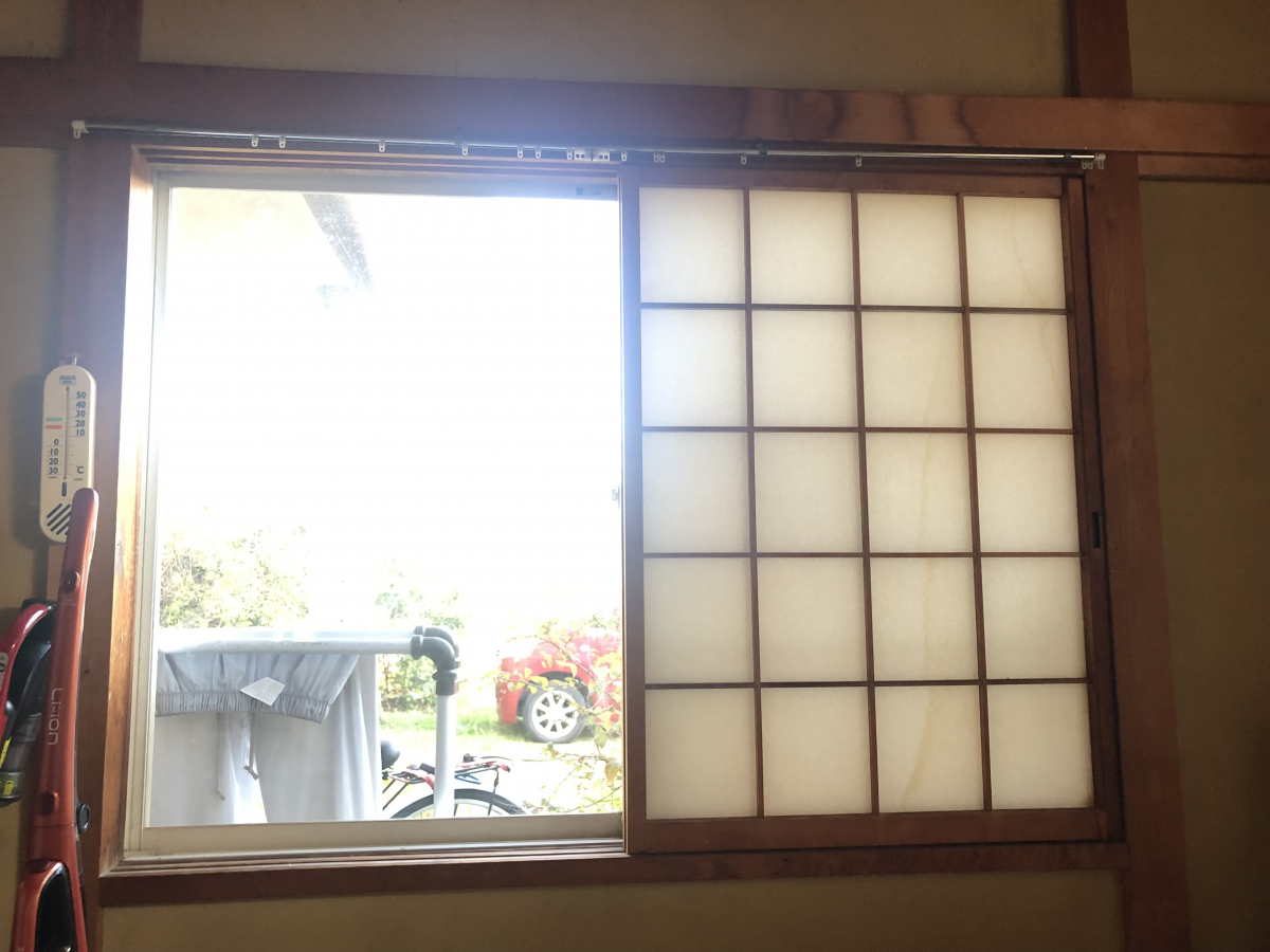 イナヨシトーヨー住器の和紙調格子入りガラスのインプラスの施工前の写真1
