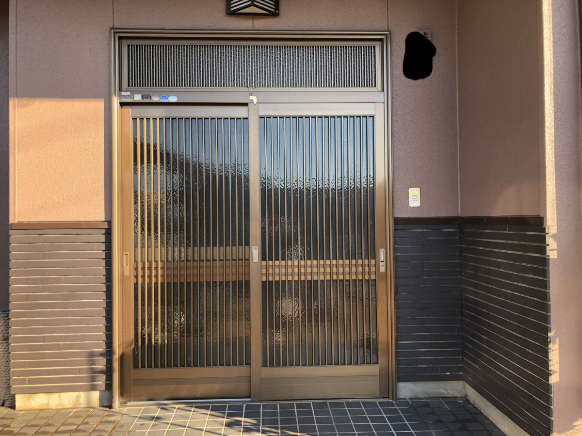 イナヨシトーヨー住器の玄関引き戸を和から洋への施工前の写真1