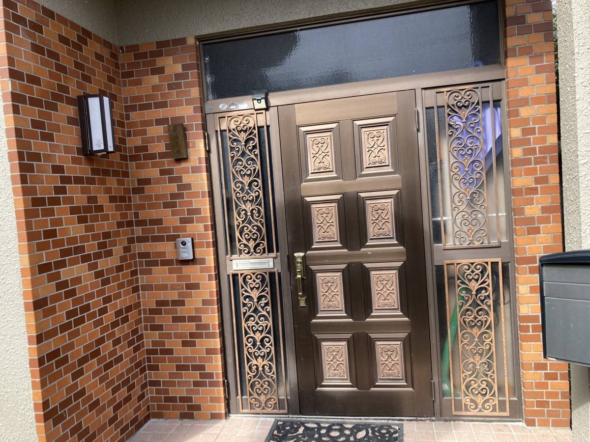 イナヨシトーヨー住器の玄関ドア　リフォームの施工前の写真1