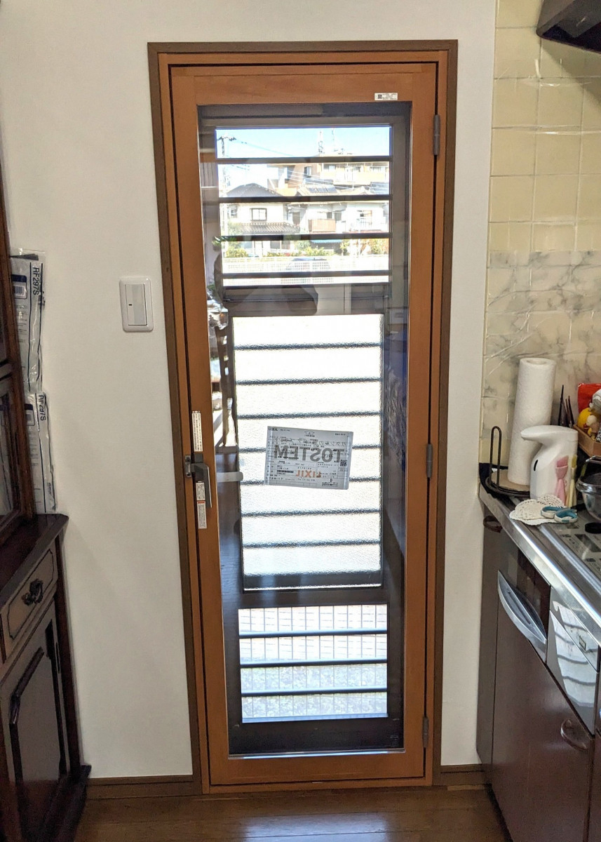 やまざきトーヨー住器のリビング・キッチン・勝手口の内窓設置の施工後の写真2