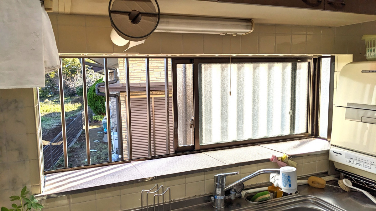 やまざきトーヨー住器のリビング・キッチン・勝手口の内窓設置の施工前の写真1