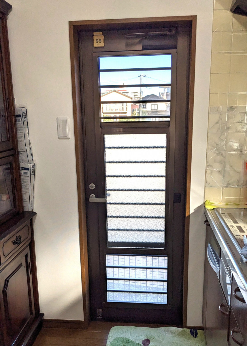 やまざきトーヨー住器のリビング・キッチン・勝手口の内窓設置の施工前の写真2