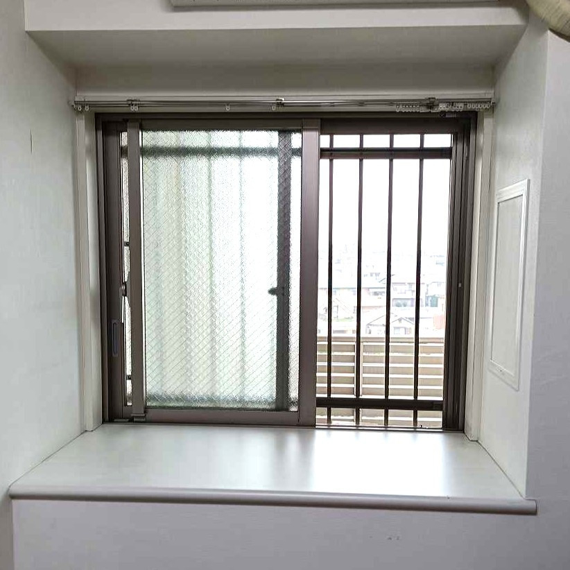 やまざきトーヨー住器の内窓の「インプラス」を２か所設置いただきました。の施工前の写真1