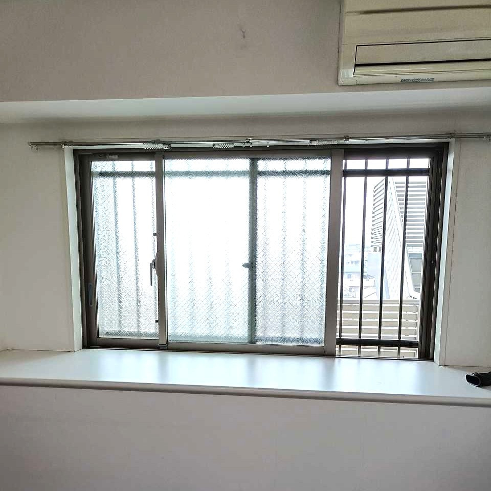 やまざきトーヨー住器の内窓の「インプラス」を２か所設置いただきました。の施工前の写真2