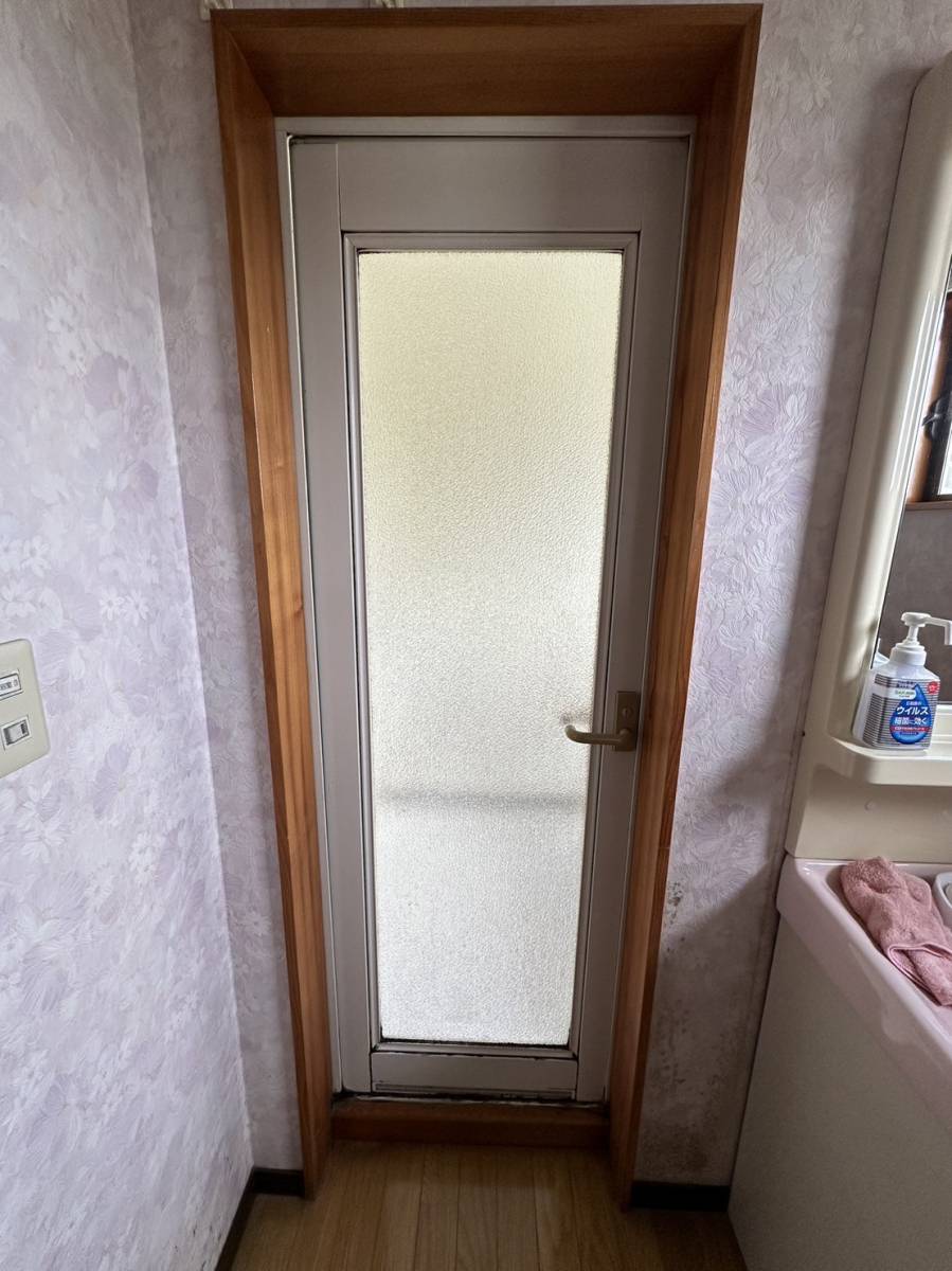 笠間トーヨー住器の笠間市　浴室ドア工事の施工前の写真1