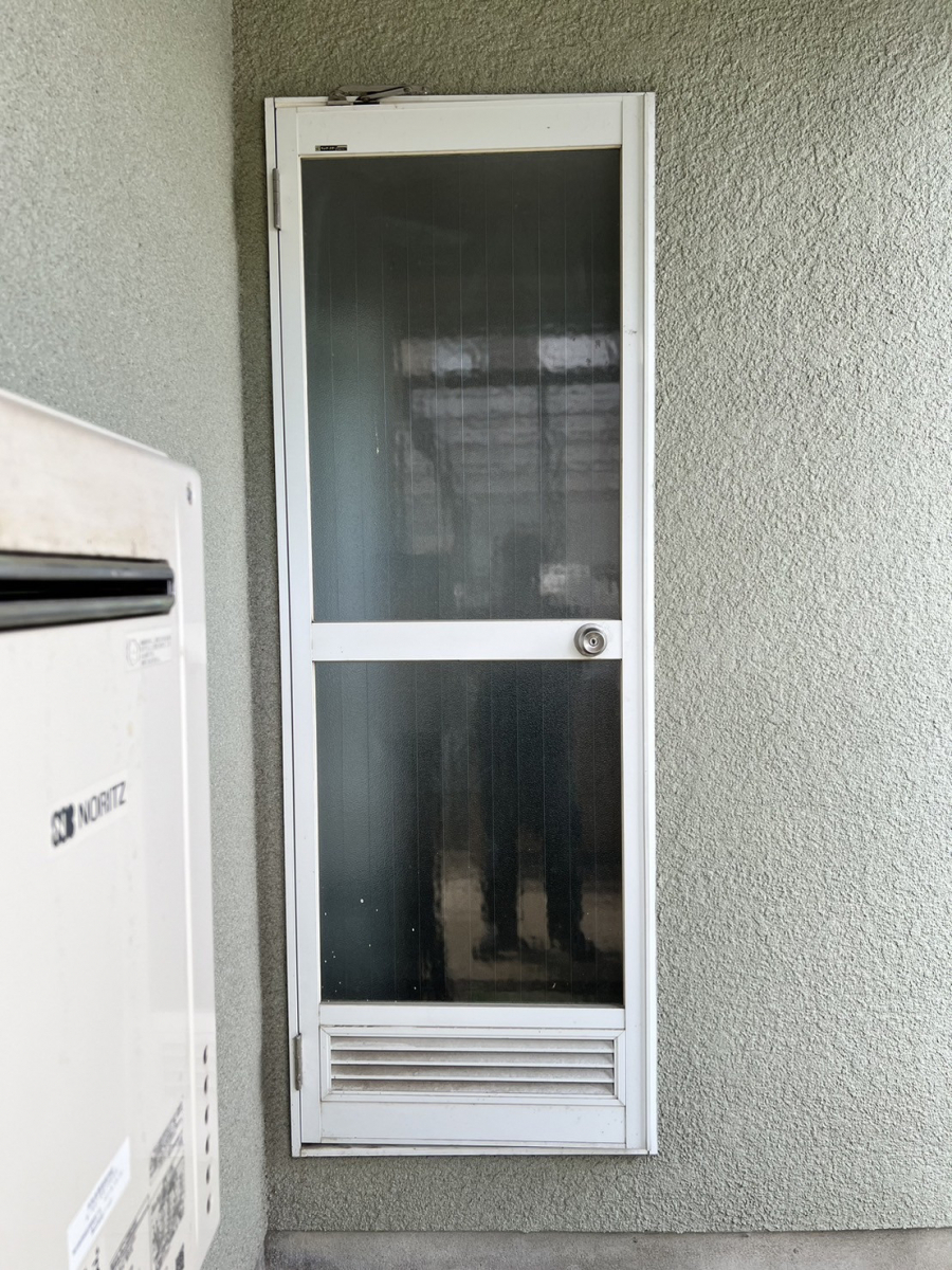 笠間トーヨー住器の桜川市　勝手口ドア工事の施工前の写真1