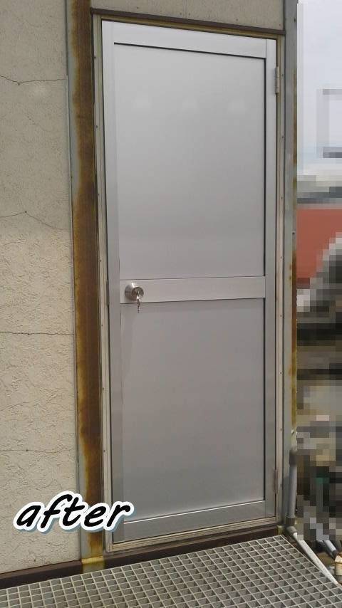 サガワトーヨー住器の汎用ドア　リフォーム　LIXILの汎用ドア「ロンカラーガラスドア」の施工後の写真1