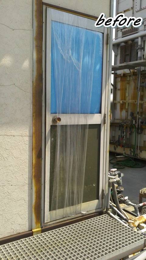 サガワトーヨー住器の汎用ドア　リフォーム　LIXILの汎用ドア「ロンカラーガラスドア」の施工前の写真1