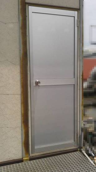 サガワトーヨー住器の汎用ドア　リフォーム　LIXILの汎用ドア「ロンカラーガラスドア」施工事例写真1