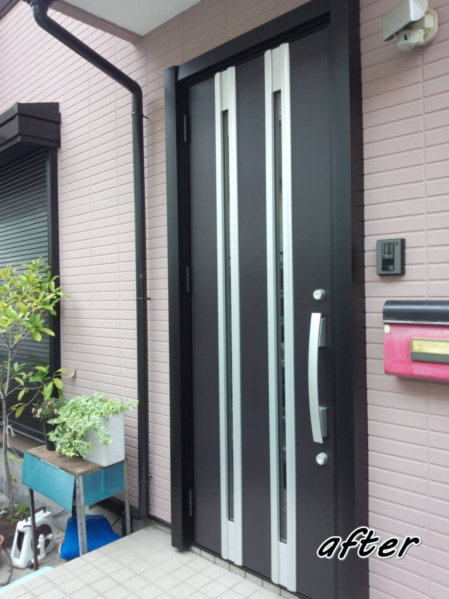 サガワトーヨー住器の玄関ドア　リフォーム　LIXILのリフォーム玄関ドア「リシェント」の施工後の写真1