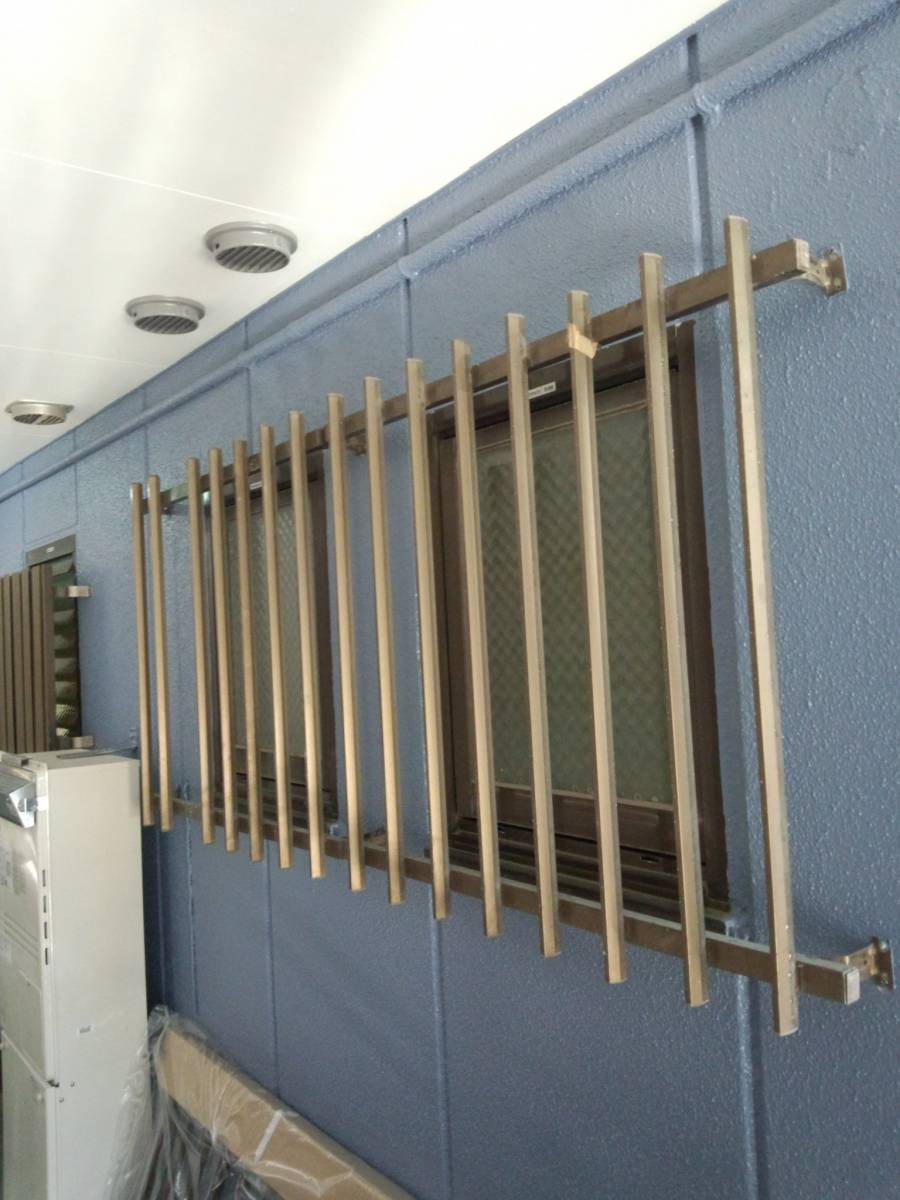 サガワトーヨー住器の窓まわり　リフォーム　LIXILの「目隠しルーバーセキュリティフィルター80」の施工前の写真3