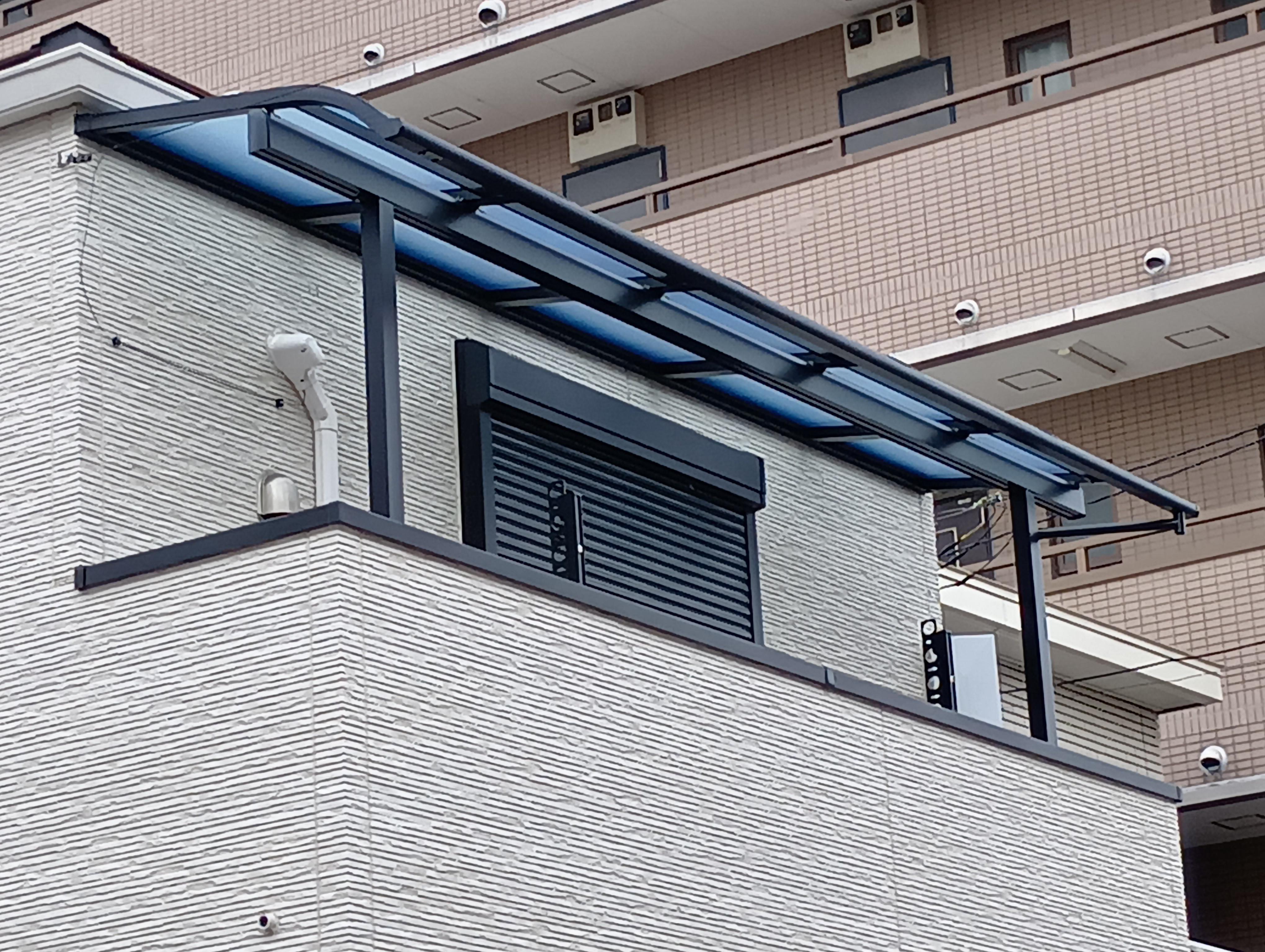 サガワのベランダ屋根 LIXIL【スピーネR】施工のご紹介です😊の施工後の写真1