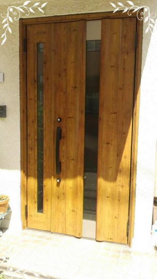サガワトーヨー住器の玄関ドア　リフォーム　LIXILのリフォーム玄関ドア「リシェント」施工事例写真1