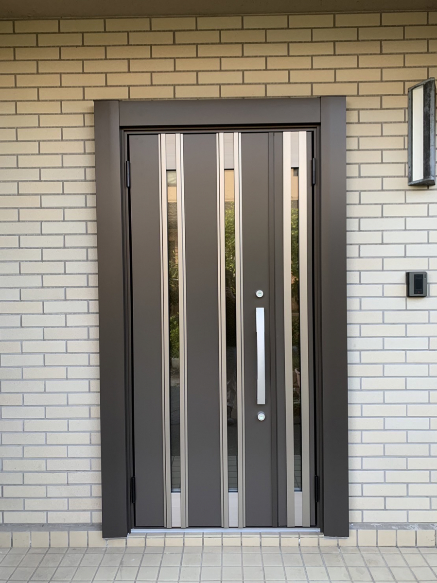 フジテックトーヨー住器のリシェント　玄関ドア　K4　断熱仕様　G12型　ランマ無　親子枠の施工後の写真1