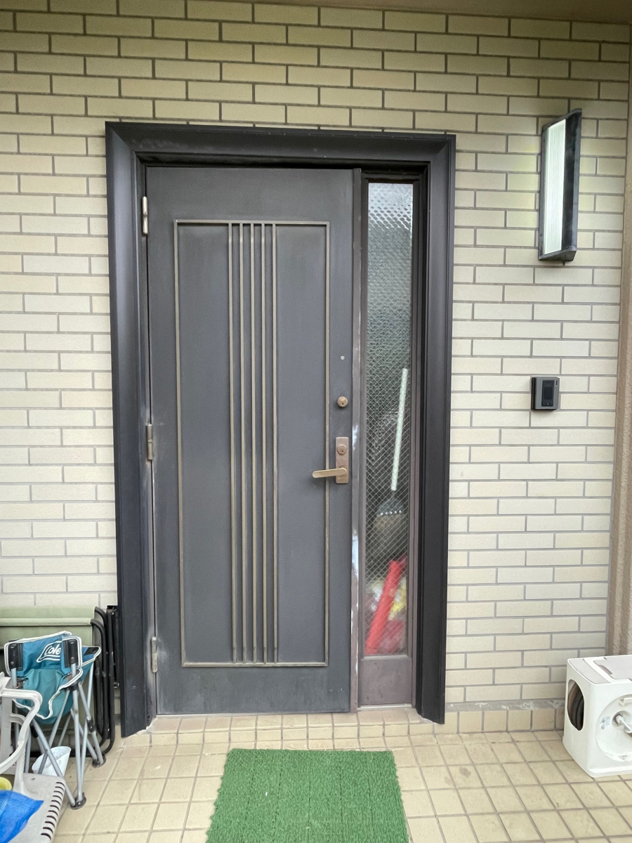 フジテックトーヨー住器のリシェント　玄関ドア　K4　断熱仕様　G12型　ランマ無　親子枠の施工前の写真1