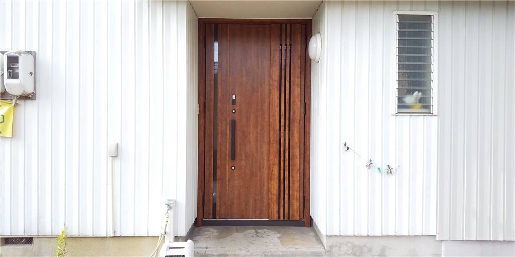 マド・プロショップ  S・T・Jのリフォーム玄関ドア『リシェント』の施工後の写真1