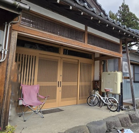 マド・プロショップ S・T・Jの【福井県大野市】玄関風除室工事の施工前の写真1