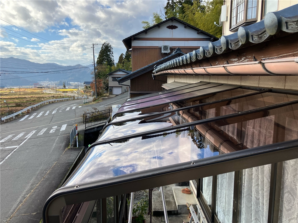 マド・プロショップ  S・T・Jの【福井県大野市】ポリカ屋根割れ替え、横材補強の施工後の写真2