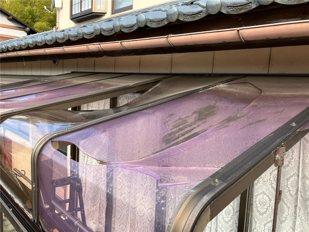 マド・プロショップ  S・T・Jの【福井県大野市】ポリカ屋根割れ替え、横材補強の施工前の写真1