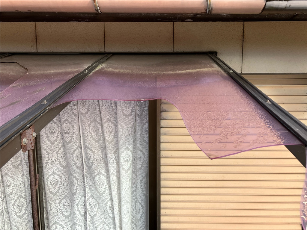 マド・プロショップ  S・T・Jの【福井県大野市】ポリカ屋根割れ替え、横材補強の施工前の写真2