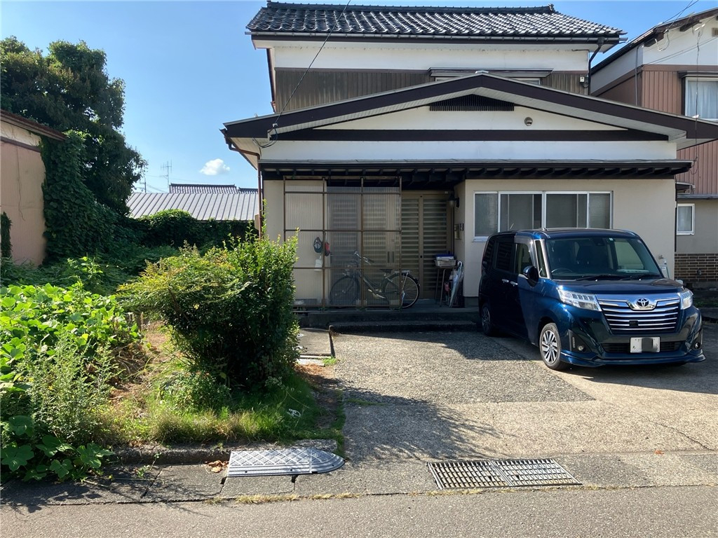 マド・プロショップ  S・T・Jの【福井県大野市】折板カーポート取付工事の施工前の写真1