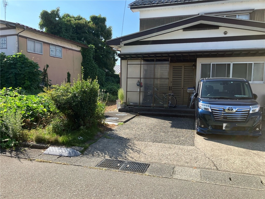 マド・プロショップ  S・T・Jの【福井県大野市】折板カーポート取付工事の施工前の写真2