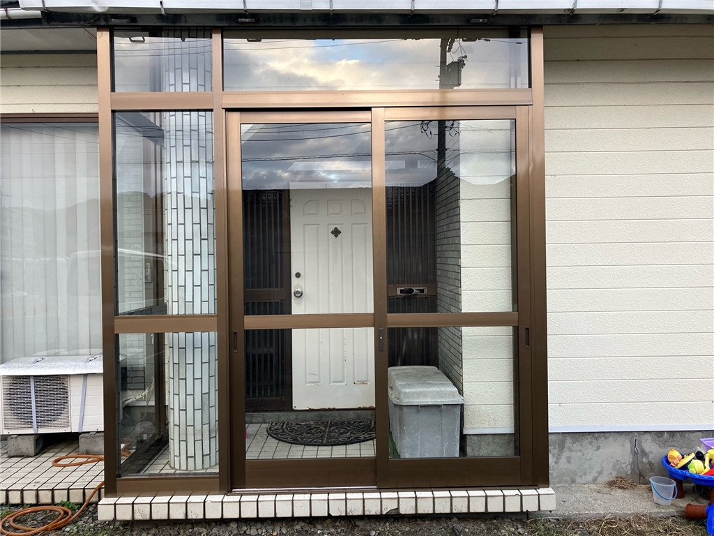 マド・プロショップ  S・T・Jの【福井県勝山市】玄関風除室施工の施工後の写真1