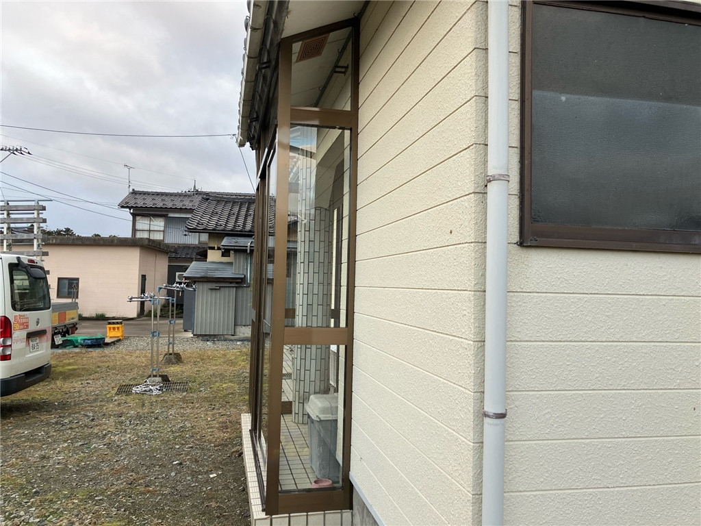 マド・プロショップ  S・T・Jの【福井県勝山市】玄関風除室施工の施工後の写真2