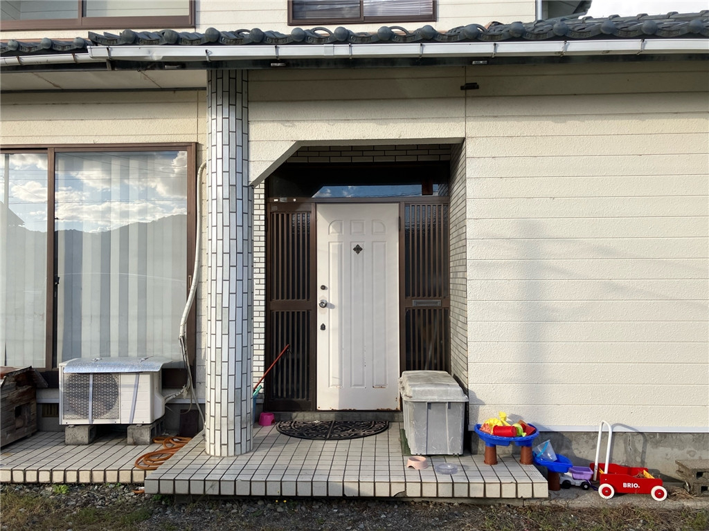 マド・プロショップ  S・T・Jの【福井県勝山市】玄関風除室施工の施工前の写真1