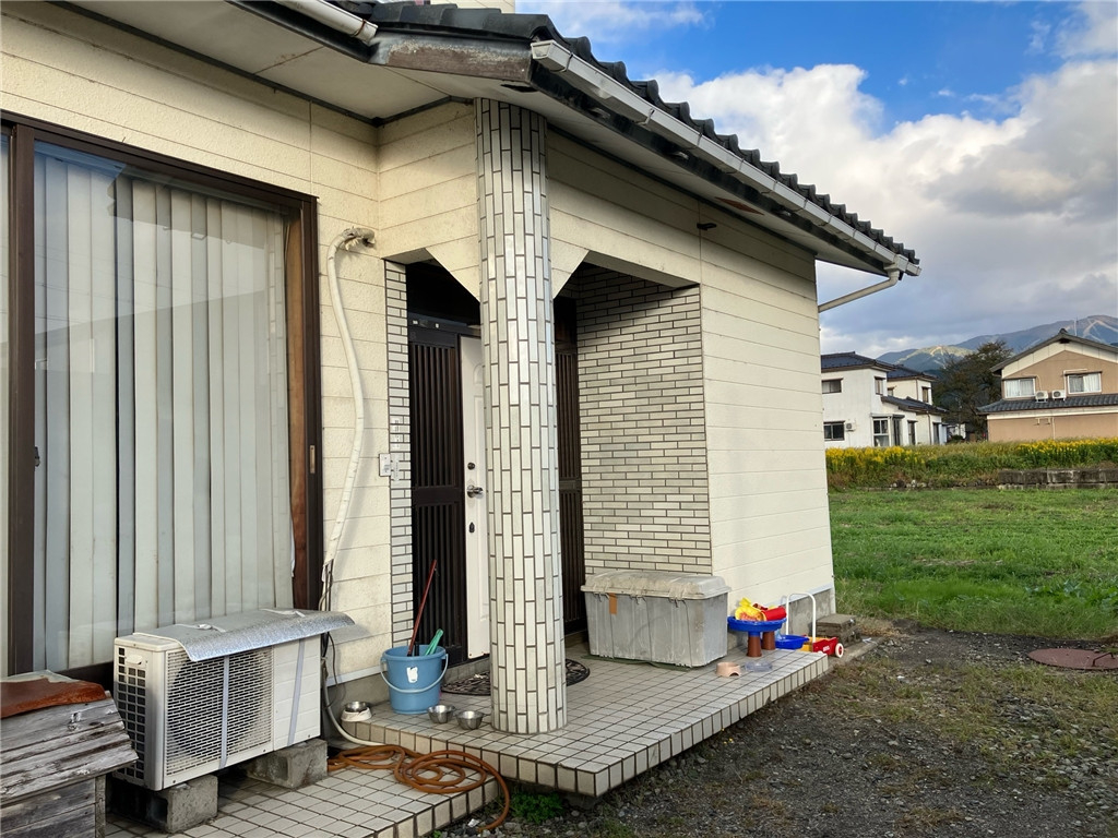 マド・プロショップ  S・T・Jの【福井県勝山市】玄関風除室施工の施工前の写真2