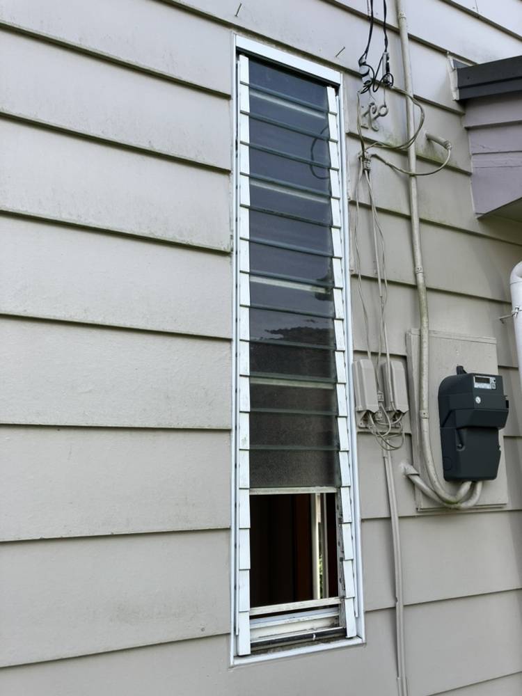 広海クラシオ 高松支店のガラスルーバー窓の交換（断熱窓）の施工前の写真1
