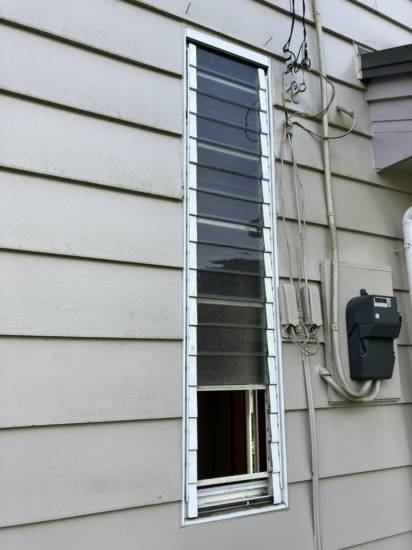 広海クラシオ 高松支店のガラスルーバー窓の交換（断熱窓）施工事例写真1