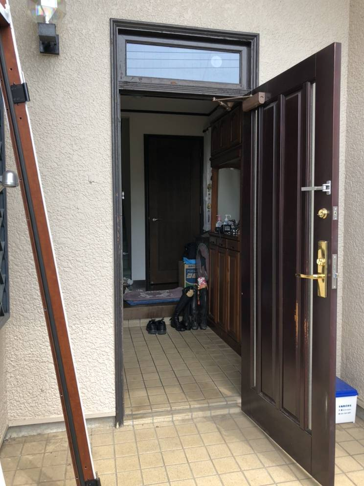 広海クラシオ 高松支店の玄関ドア交換：１ＤＡＹリフォーム工事　玄関ドア交換（リシェント）の施工前の写真2