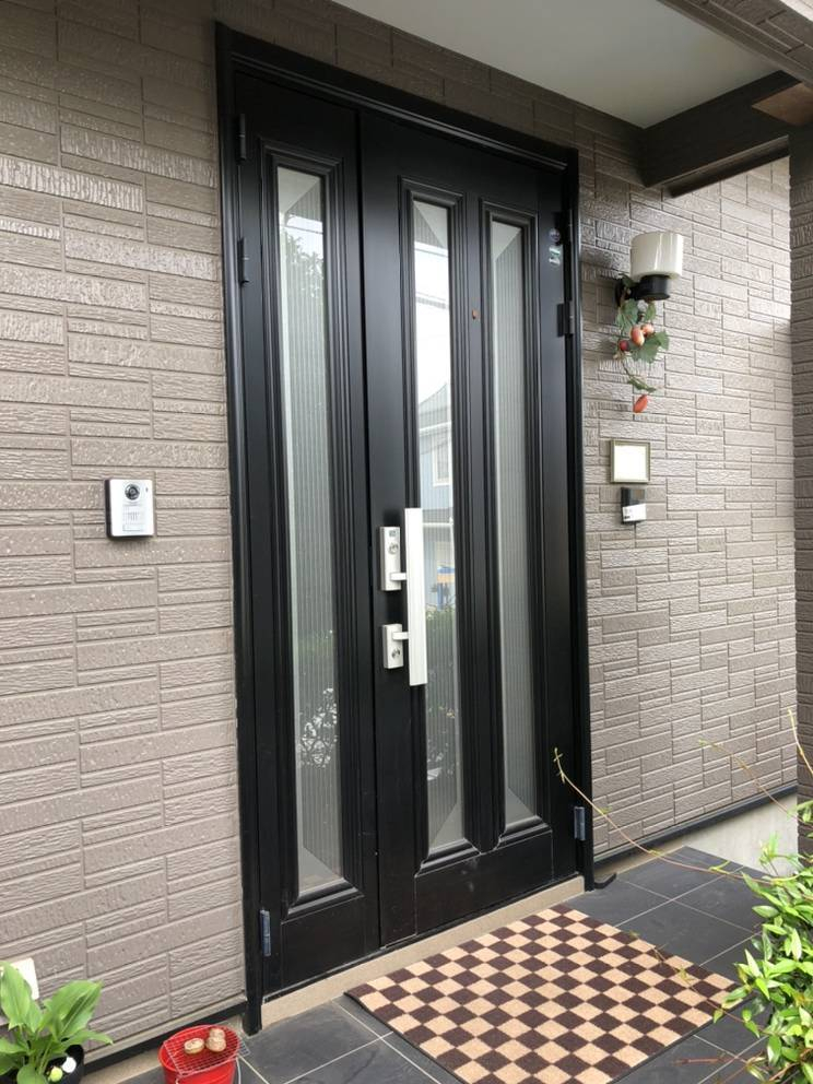 広海クラシオ 高松支店の玄関ドア交換：１ＤＡＹリフォーム工事　玄関ドア交換（リシェント）の施工前の写真1