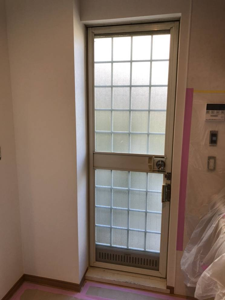 広海クラシオ 高松支店の勝手口ドア交換：１ＤＡＹリフォーム工事 （リシェント）の施工前の写真2