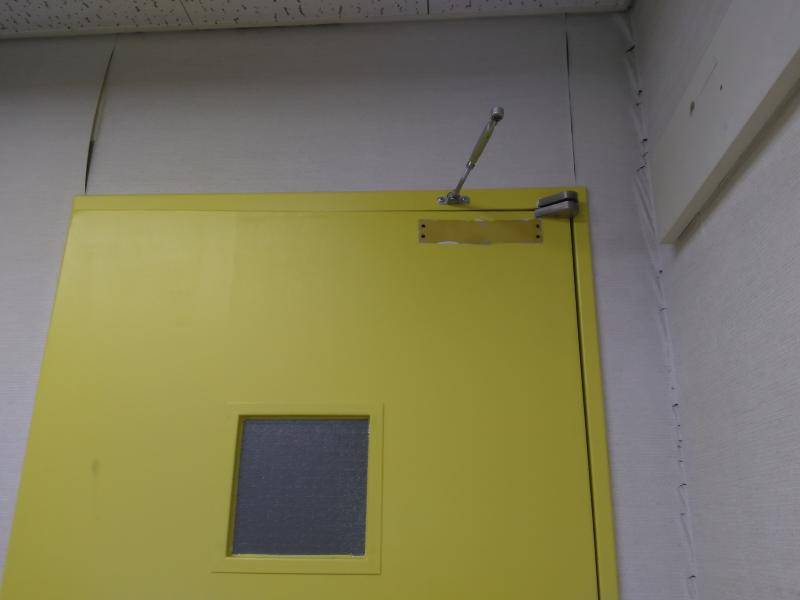 ミネトーヨー住器のドアクロ-ザ-交換工事の施工前の写真1