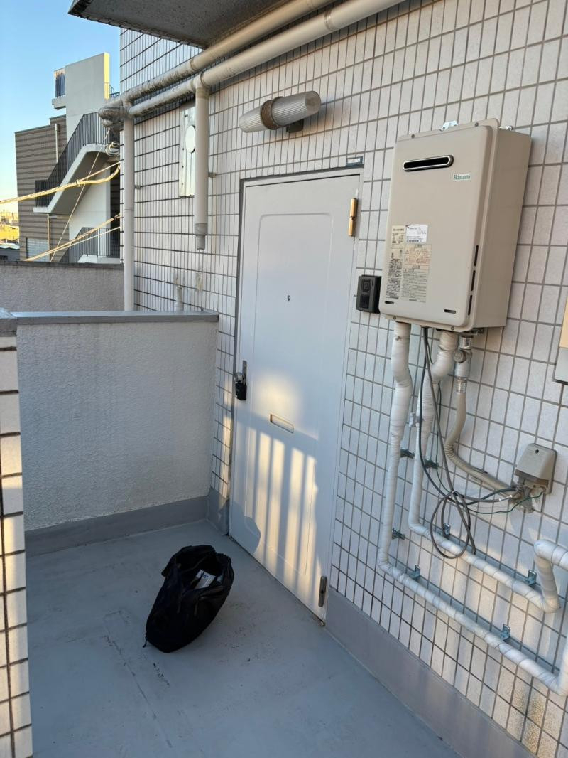 ミネトーヨー住器の【八王子市】 リシェントマンションドア片開きJ15 型カバー工事の施工前の写真1