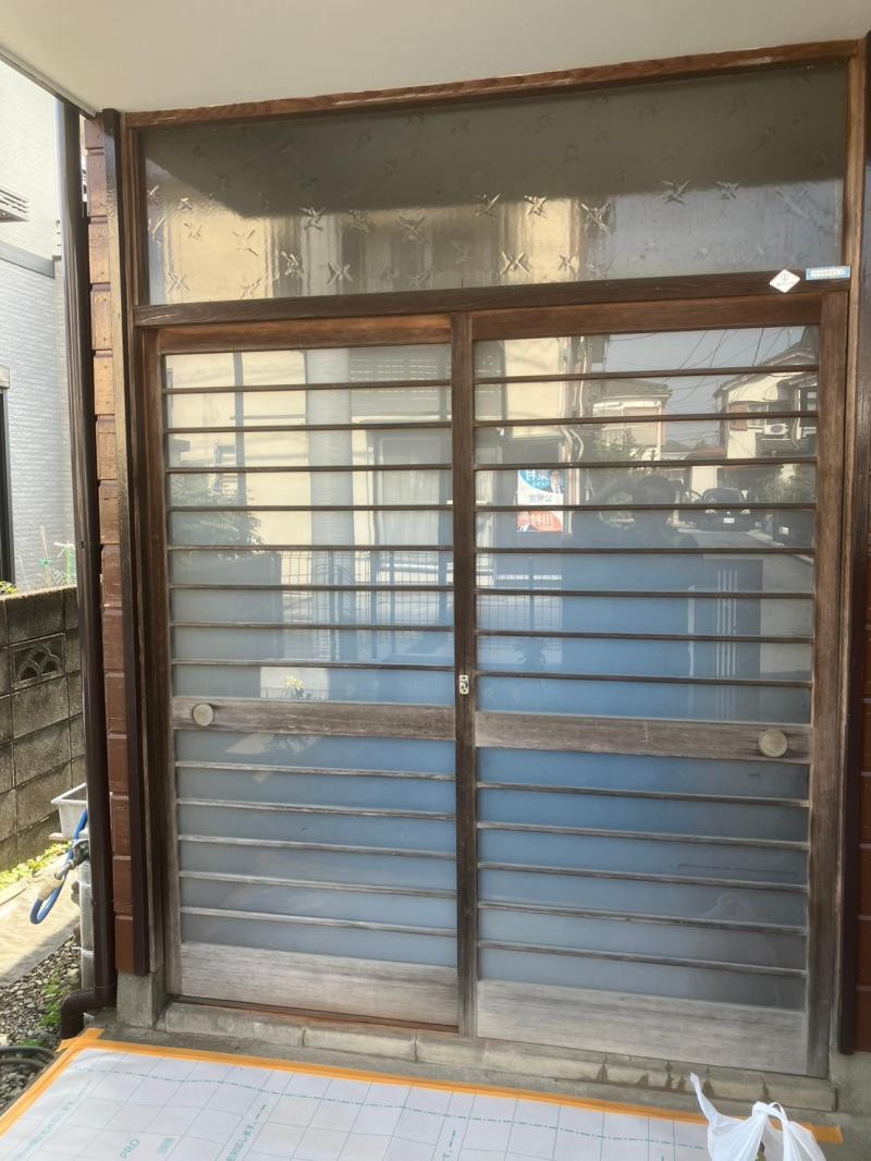 ミネトーヨー住器の【動画有】八王子市　玄関引戸カバー工事の施工前の写真1