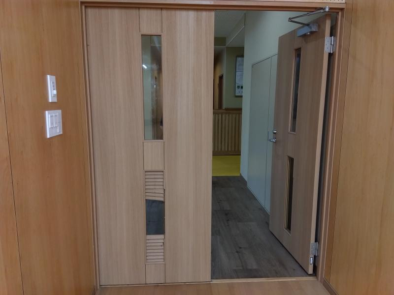 ミネトーヨー住器の【八王子市】養護施設 木製建具修理の施工前の写真1